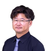 山下2025ネクタイ-左斜め(プロフィール用)